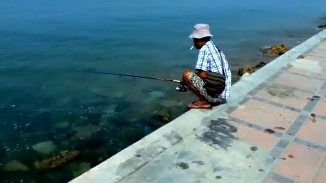 Паттайя Рыбалка с берега на Джомтьене смотреть онлайн