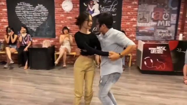 Bachata Fusion - Adelia Nguyenn & Ta Tuoc смотреть онлайн