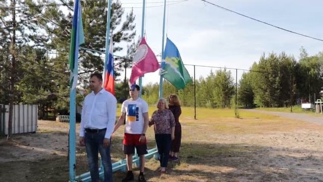 Торжественный подъем Российского флага. Поздравление главы городского поселения Приобье. смотреть онлайн