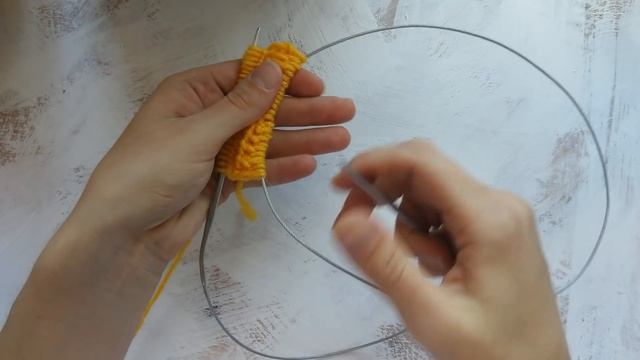 КАК ВЯЗАТЬ ШАПКУ НА СПИЦАХ С ДЛИННОЙ ЛЕСКОЙ/КАК СОЕДИНИТЬ ПЕТЛИ В КРУГ ПРИ ВЯЗАНИИ РЕЗИНКИ меджиклу