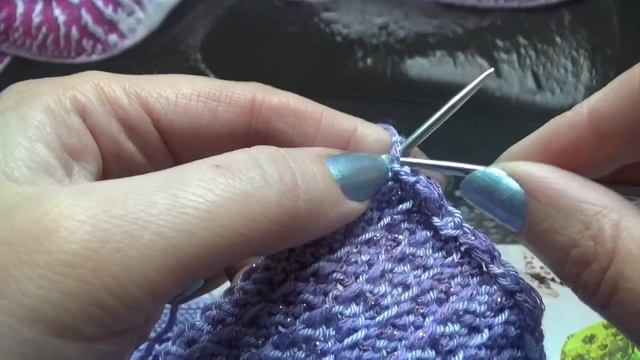 Двухцветный узор спицами/Наволочка на декоративную подушку смотреть онлайн