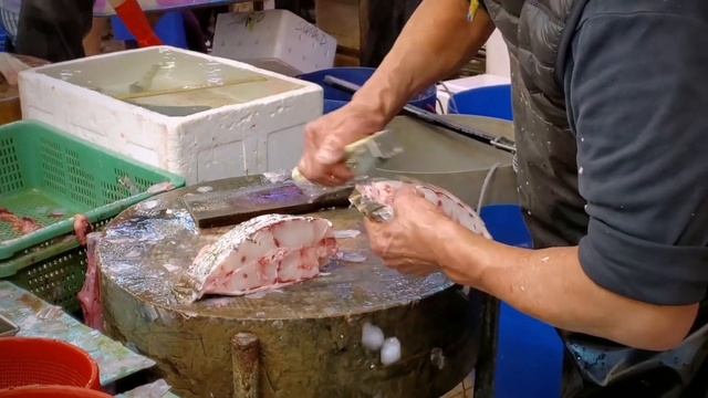 Необычная РАЗДЕЛКА Рыбы / Гонконгский РЫНОК Морепродуктов / Обработка и Нарезка... смотреть онлайн