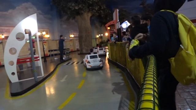 Kidzania Dubai Mall мрачное подземелье с "эксплуатацией" детского труда. смотреть онлайн