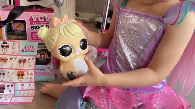 Huge LOL surprise.| гигантская распаковка LOL и электросамокат. смотреть онлайн