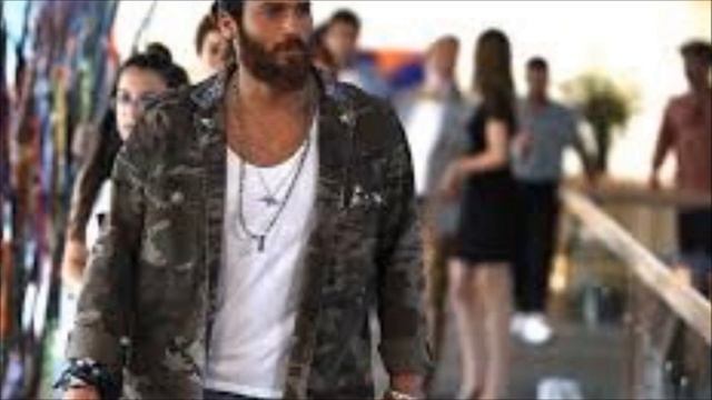 Demet Özdemir recibió un muy lindo regalo de sus fans por su cumpleaños смотреть онлайн