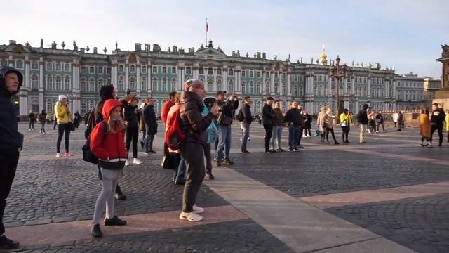 Русский рок на Дворцовой площади Санкт-Петербурга под гитару уличного музыканта. смотреть онлайн