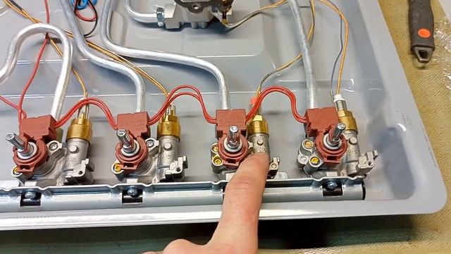 AKPO PGA 604 HGC-T IV - Гаснет огонь в правой средней конфорке смотреть онлайн