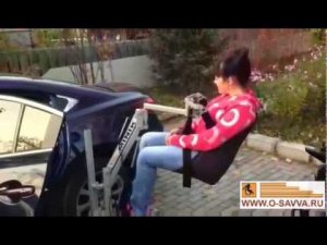 Посадка инвалида в Мазду 6 при помощи подъёмника для инвалидов MINIK