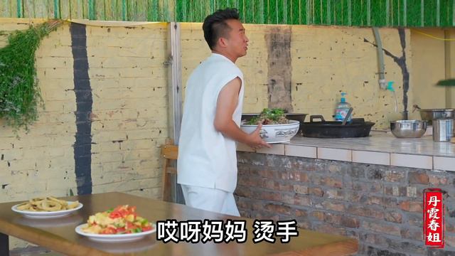 探店博主来做客，春姐炖羊肉炸年糕招待，6人边吃边笑，太过瘾【丹霞春姐】 смотреть онлайн