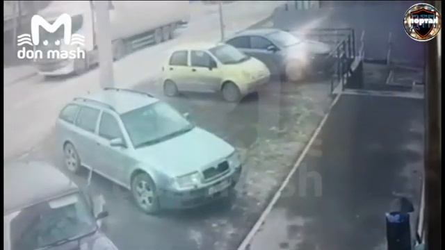 Не лучшим образом припарковался: момент массовой аварии в Ростове-на-Дону смотреть онлайн