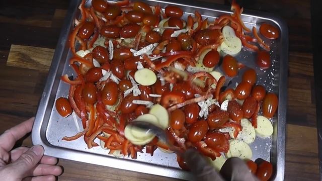 Куриные грудки в беконе с томатами и перцем. смотреть онлайн