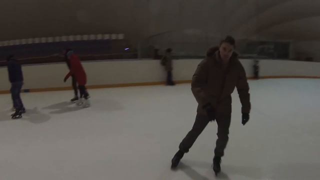 Катание на коньках. Заточил наконец. Чуть не упал. Скользко! смотреть онлайн