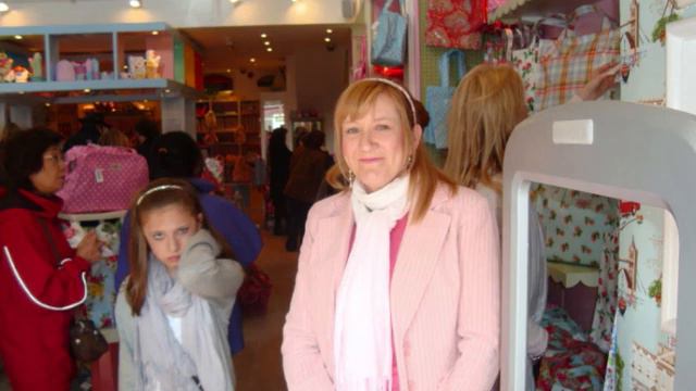 The Burge Family at Bicester Outlet Village смотреть онлайн