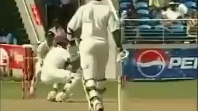 Brett Lee's brutal bouncer knocks out Chanderpaul awesome yara.. смотреть онлайн