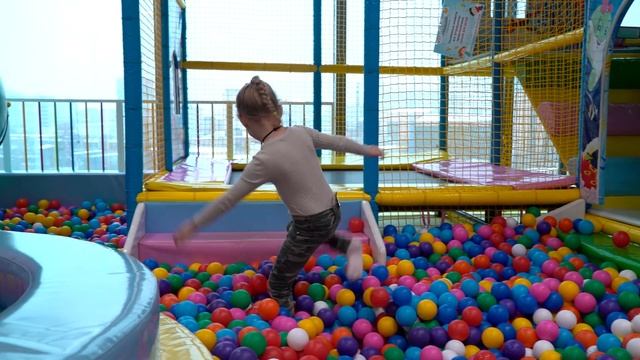 Развлечение ПАУТИНКА - Маленькая Вера -  Играем в парке развлечений в городке Little Star