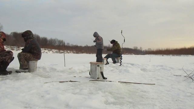 Первая рыбалка 2019 года. Река Чепца. Сильный ветер. Заморозили сопли. смотреть онлайн
