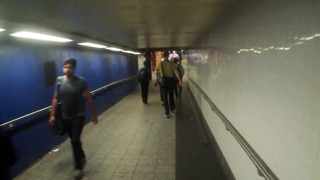 Walking Around Penn Station in New York City смотреть онлайн
