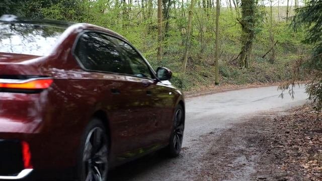 ?BMW 7 Серии G70 M Sport 2024 года: скорость и стиль на автобане! Полный обзор!?️? смотреть онлайн