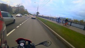 Езда на мотоцикле под дождем по городу.