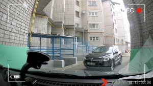 Въезд/выезд со двора. Кто кому должен был уступить. Ситуация на дороге.