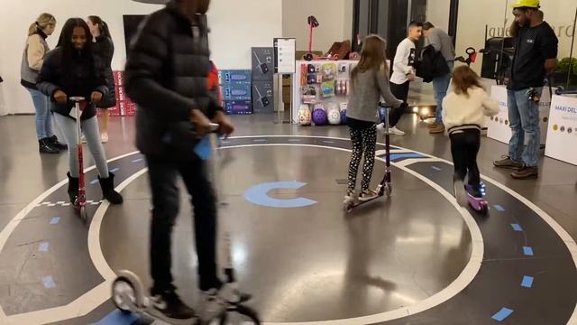 Micro Kickboard's pop up flagship at Hudson Yards смотреть онлайн
