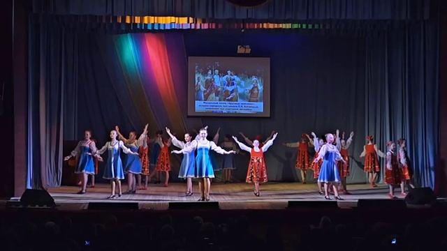 Детский образцовый ансамбль народного танца "Млада"- "Праздничная круговая" смотреть онлайн