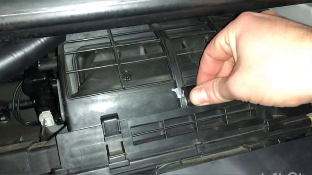 Kia Sportage 2 (2008) Замена фильтра салона и воздушного .#Kia #kiasportage смотреть онлайн