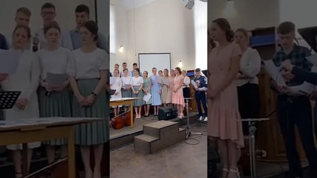 СЛЕВА УЛЫБАЮТСЯ, СПРАВА УЛЫБАЮТСЯ - молодежное свадебное пение смотреть онлайн