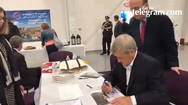 Bobby Orr talks hockey during Worcester Airport visit смотреть онлайн