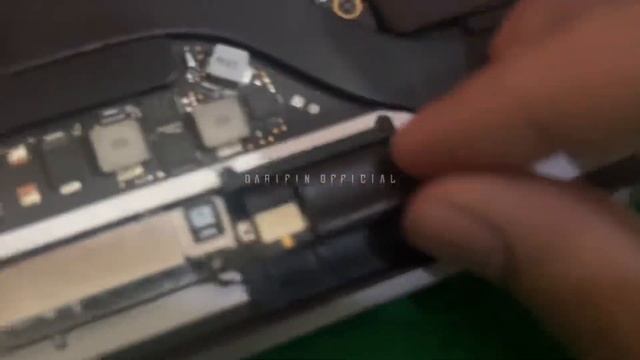 Macbook Pro 2017 LCD Blank Hitam Touchbar, Caplock Nyala? Sudah Ganti LCD Tapi Masih Sama