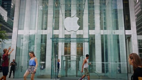 Apple Store Entrance on Fifth Avenue, midtown Manhattan, New York City