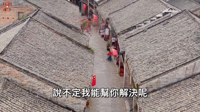 貨郎起夜的時候，驚見兩小鬼在院中交談！他連忙回房間讓妻子抱住大公雞！ ｜民間故事會 смотреть онлайн