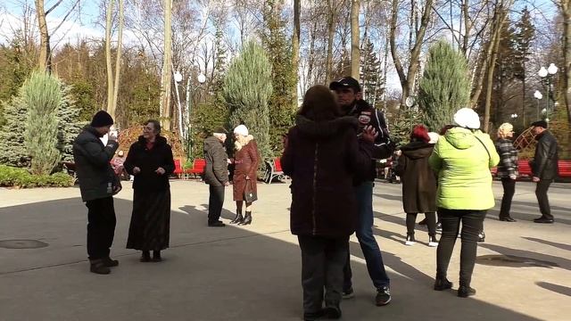 Ой смереко!!!Танцы в парке Горького,апрель 2021. смотреть онлайн
