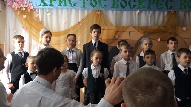 Пасху радостно встречаем и поём Христос Воскрес и все дружно отвечаем Л Он Воистину Воскрес