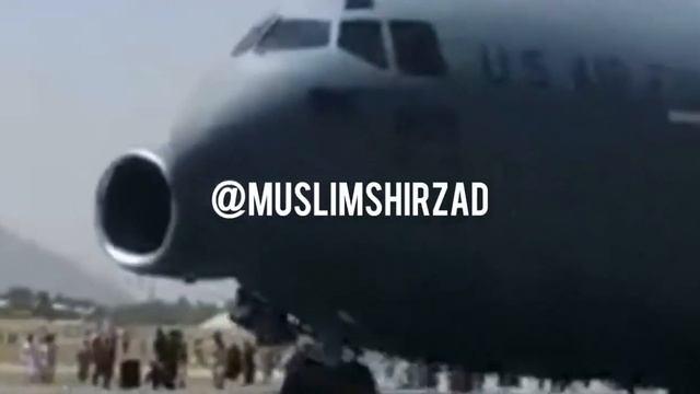 Афганцы цепляются за выступающие детали взлетающих самолетов смотреть онлайн
