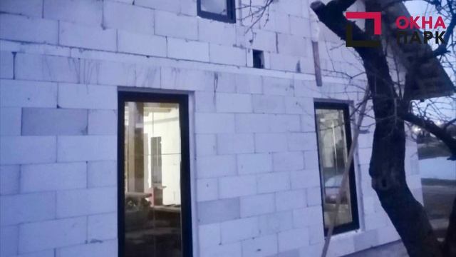 Ламинированные окна ПВХ под дерево снаружи с декоративной раскладкой (шпрос) 8мм цвет золото. смотреть онлайн