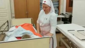 Перемещение с кровати на каталку при помощи скользящей простыни