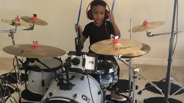 LJ plays Set It All Free from the Sing Movie Soundtrack смотреть онлайн