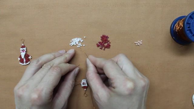 Самоучитель по бисероплетению. Часть третья (брелочки). Изделие "Дед Мороз" (часть 1) смотреть онлайн
