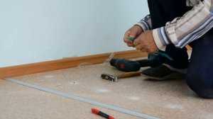 Крепление порога на стык линолиума