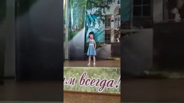 "Аист на крыше". Поёт Софья Кандакова смотреть онлайн