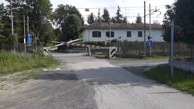 Passaggio a livello Nizza Monferrato Strada Vecchia d'Asti 2 - Level crossing смотреть онлайн