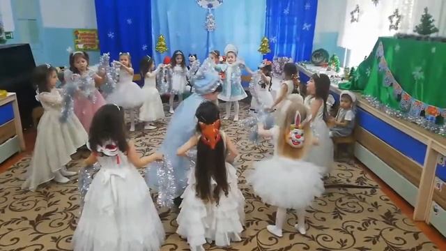 "Танец снежинок с ветерком" старшая группа муз и слова А.Евтодьева смотреть онлайн