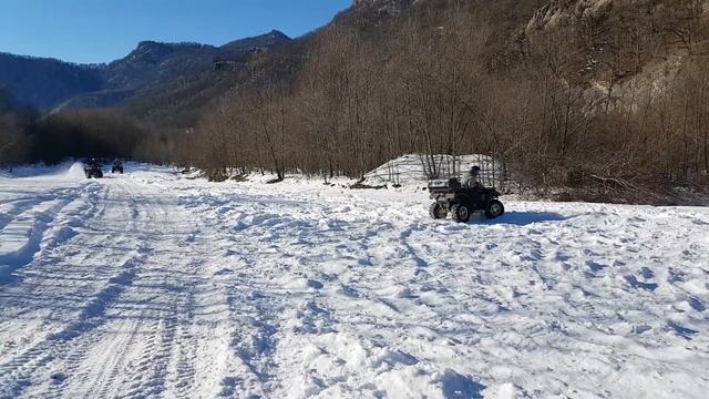 Зимой в горах на квадроциклах веселье смотреть онлайн