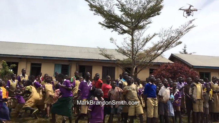 Африканские дети видят дрон первый раз в своей жизни смотреть онлайн