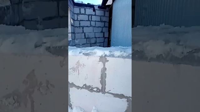 Дом за материнский капитал. Уборка снега возле дома. 12 марта 2023 год. смотреть онлайн