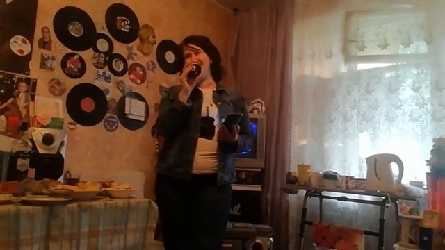 На дне рождения у Алесинского дома(Виктор Кузнецов) в конце смотрит телевизор. смотреть онлайн
