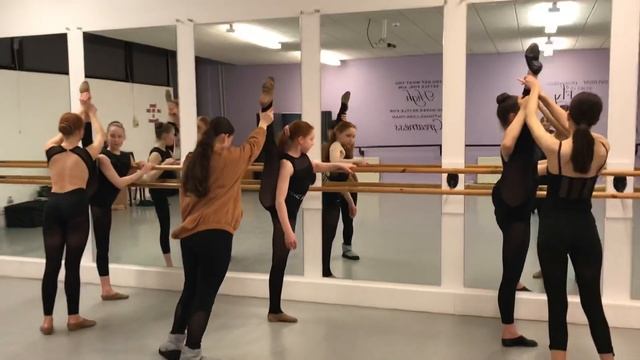 Partner stretching смотреть онлайн