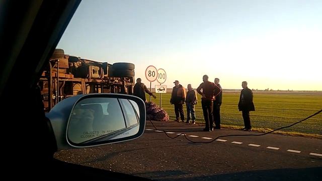 На Минской трассе перевернулась гомельская Газель с картошкой 17.10.2019 смотреть онлайн