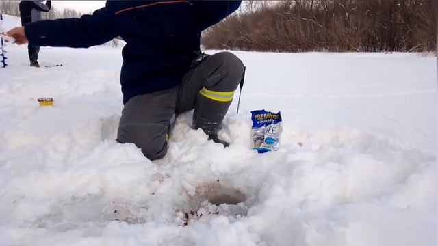 РЫБАЛКА НА РЕКЕ В МОРОЗ! ПОСТАВИЛ ЧЁРТИКА И ОН КЛЮНУЛ! Первая зимняя рыбалка 2024 года. смотреть онлайн